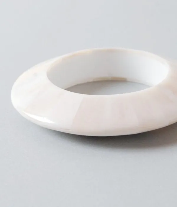 8UEDE/PATCH BONE CUFF / EDGE SHAPE(WHITE GROSS)
