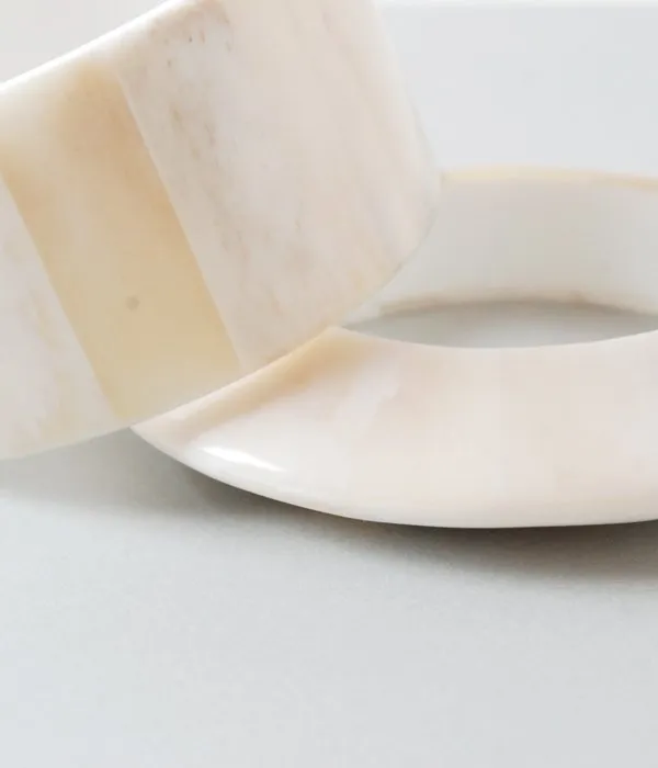 8UEDE/PATCH BONE CUFF / EDGE SHAPE(WHITE GROSS)